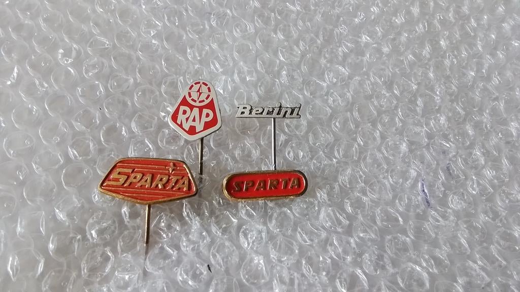 4 verschillende speldjes bromfietsen, Verzamelen, Ophalen of Verzenden, Zo goed als nieuw, Overige onderwerpen