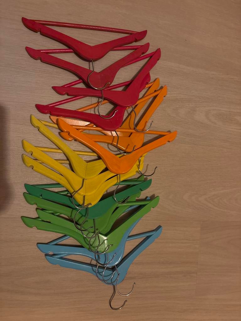 16 vrolijke houten kinderhangers in regenboogkleuren, Ophalen of Verzenden, Zo goed als nieuw, Overige typen