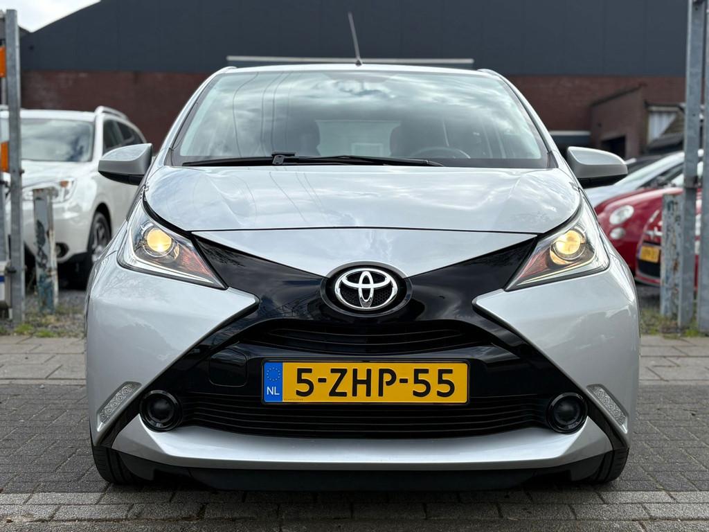 Toyota Aygo 1.0 VVT-i x-play | Lederen bekleding | A.Camera, Euro 5, Gebruikt, Zwart, 4 stoelen