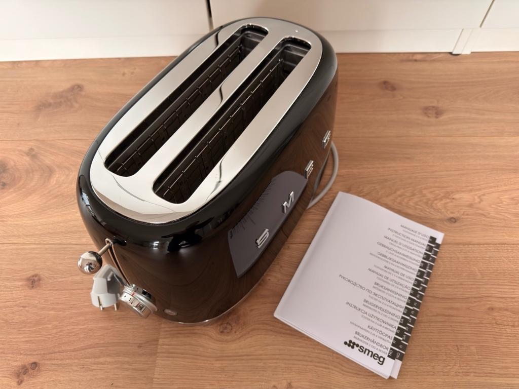 Zeer nette Smeg broodrooster TSF02BLEU lange uitvoering, Witgoed en Apparatuur, Ophalen, Zo goed als nieuw, Uitneembare kruimellade