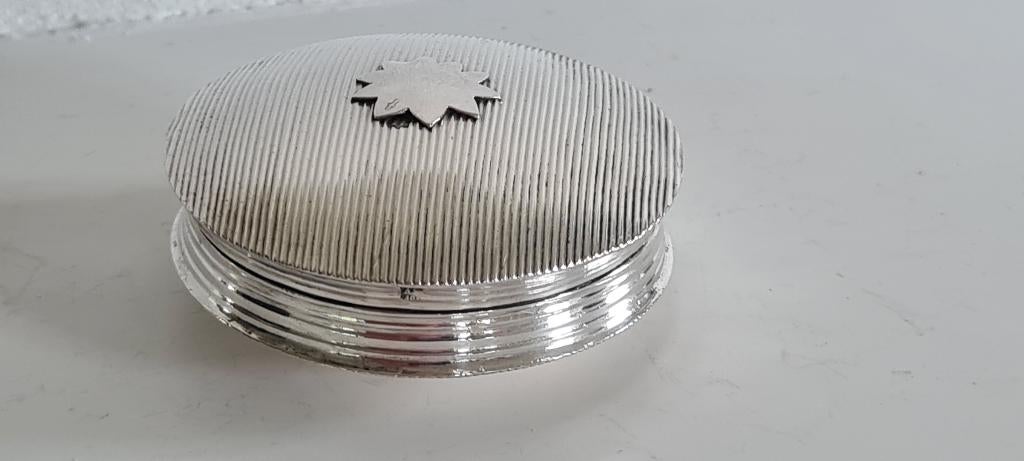 Zilveren Pillendoosje, A.M. Stustring Sneek jaarletter 1842, Ophalen of Verzenden, Zilver