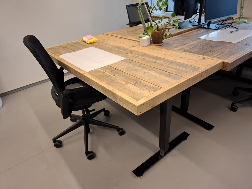 In hoogte verstelbaar bureau (industrieel hout), Ophalen, Zit-sta bureau, Hout, In hoogte verstelbaar