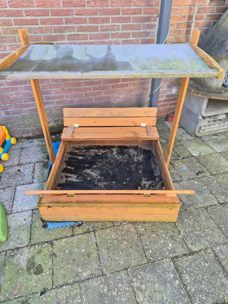 GRATIS.  Zandbak met bankje en zonnebank., Ophalen, Rond, Hout, Minder dan 30 cm