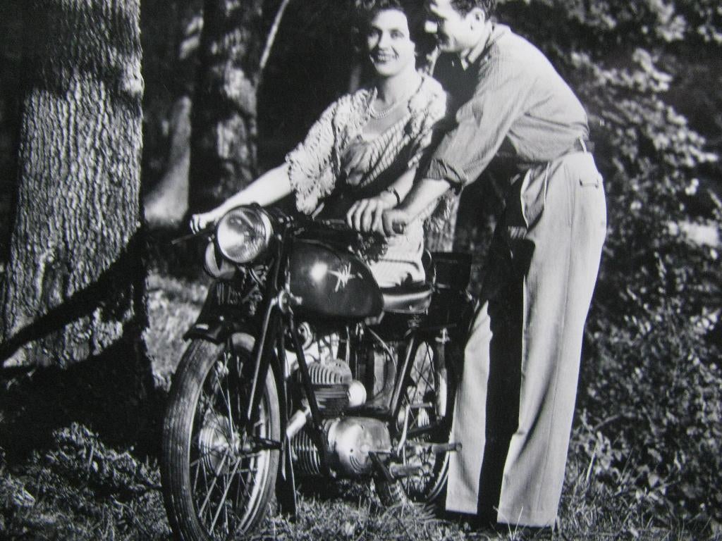 Oude Echte Foto Kaart met Brommer / Bromfoto, Verzenden, 1940 tot 1960, Gelopen, Voertuig