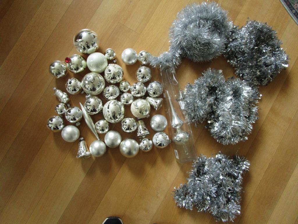 Zilverkleurige kerstboom versiering, Diversen, Kerst, Ophalen of Verzenden, Zo goed als nieuw