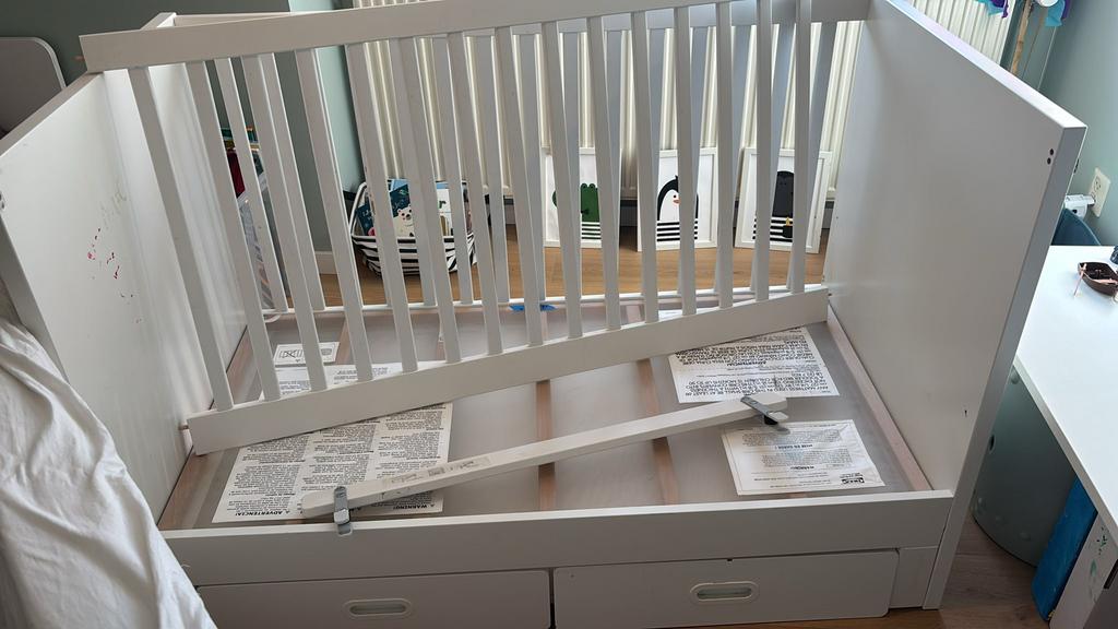 Stuva baby-kleuterbed, Kinderen en Baby's, Kinderkamer | Bedden, Ophalen, Gebruikt, Minder dan 140 cm, Matras