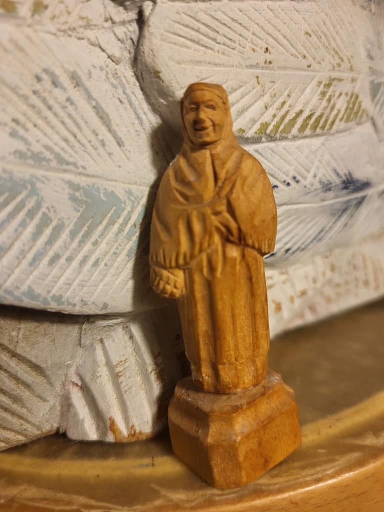 BEELDJE VAN HOUT OP SOKKELTJE.                 handgesneden, Ophalen of Verzenden