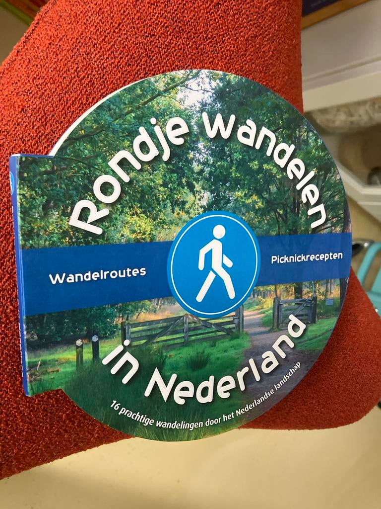 Rondje Wandelen in Nederland - Wandelgids, Boeken, Ophalen of Verzenden, Zo goed als nieuw, Benelux, Fiets- of Wandelgids