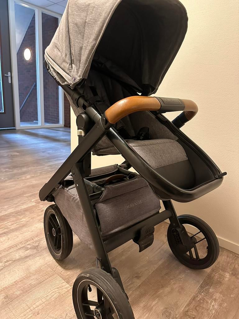 Bugatti kinderwagen, Zo goed als nieuw, Combiwagen, Verstelbare duwstang, Ophalen
