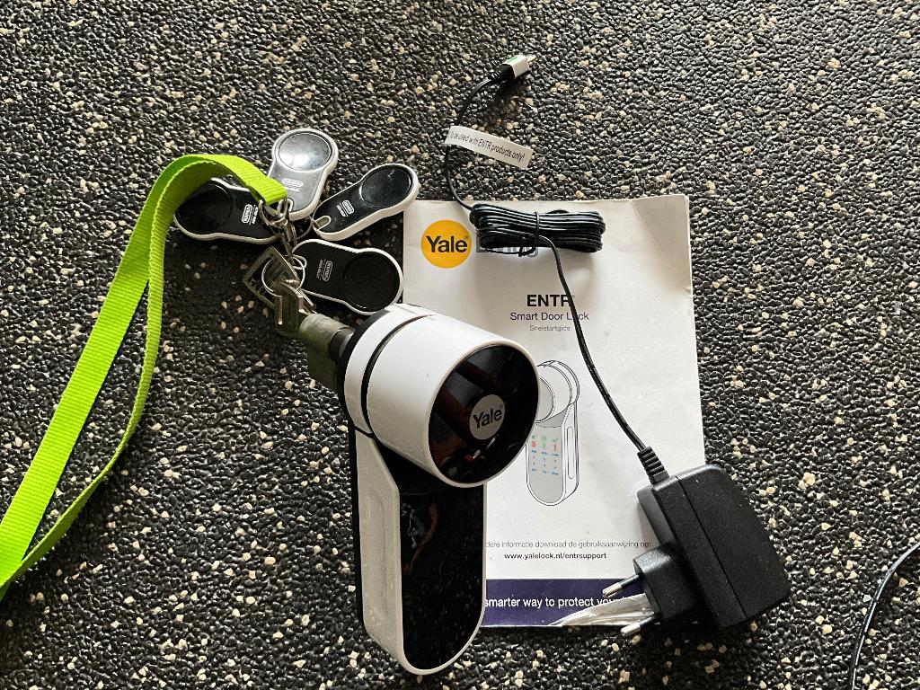 Yale NEMEF smart door lock slim slot ENTR, Doe-het-zelf en Verbouw, Hang- en Sluitwerk, Ophalen of Verzenden, Gebruikt, Rvs, Slot