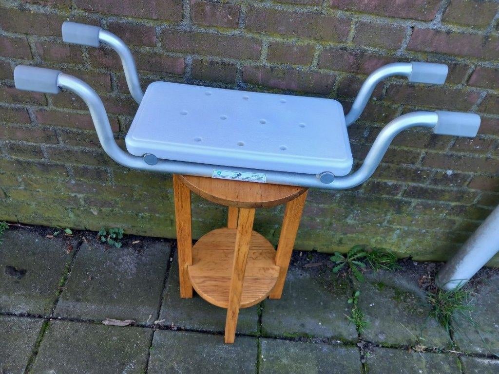 Badzitje - badstoeltje - anti-slip poten, Diversen, Verpleegmiddelen, Ophalen of Verzenden, Zo goed als nieuw
