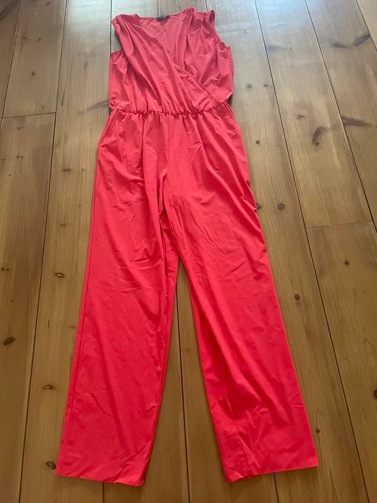 Mooie koraalrode travelstof jumpsuit LaDress, l, Kleding | Dames, Jumpsuits, Verzenden, Zo goed als nieuw, Maat 42/44 (L), Rood