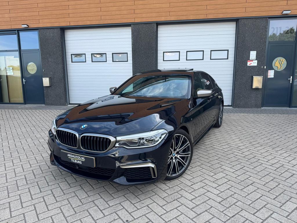 BMW 5-serie M550i xDrive High Executive Massage-Head Up, Auto's, Automaat, Gebruikt, 2000 kg, 4395 cc