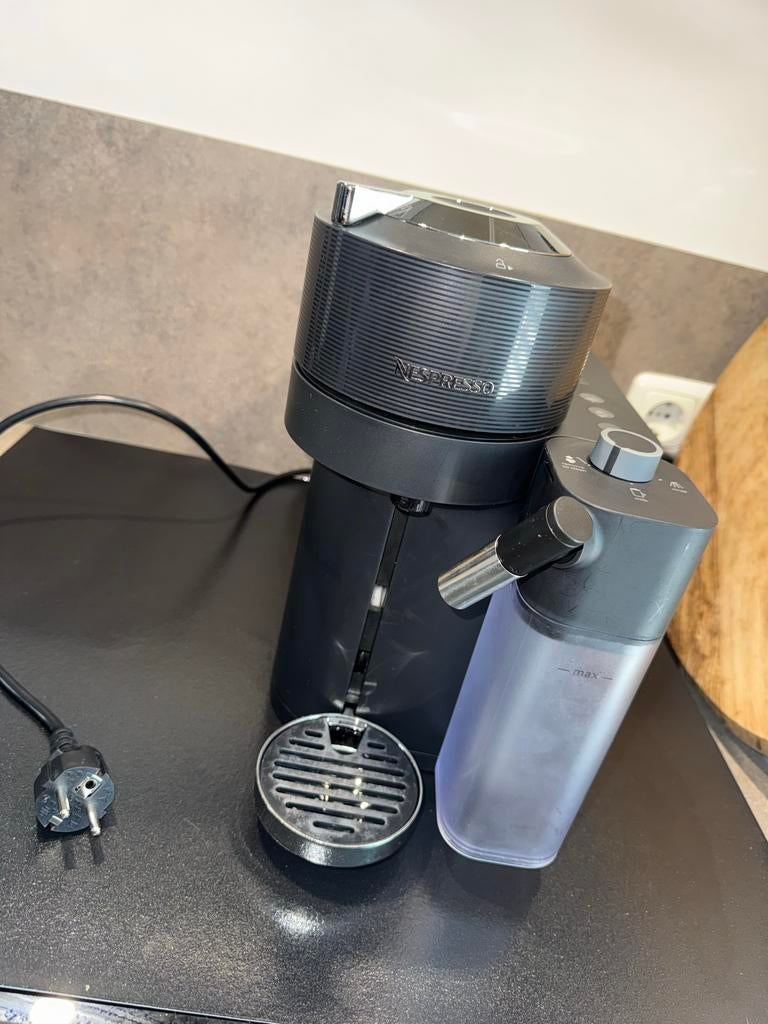 Nespresso Vertuo Lattissima - Koffie- en melkspecialiteiten, 10 kopjes of meer, Koffiemachine, Ophalen of Verzenden, Zo goed als nieuw