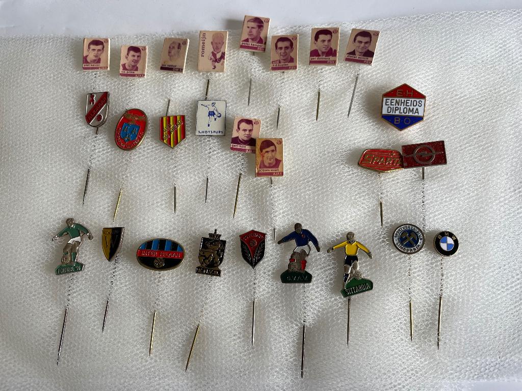 Vintage speldjes AJAX PSV Alkmaar Opel BMW Remia Siebrand, Verzamelen, Speldjes, Pins en Buttons, Ophalen, Gebruikt, Overige onderwerpen