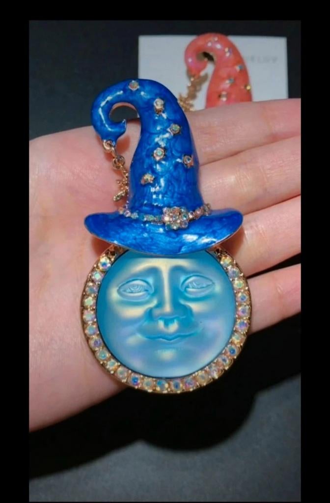 Nieuwe Broche: Blauwe Maan met Tovenaarshoed en Kristallen, Met kristal, Overige materialen, 4 tot 7 cm, Blauw