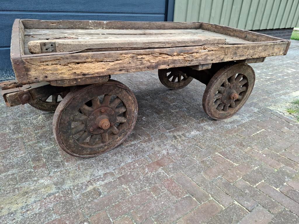 Oude houten kar gebruikt voor vervoer melkbussen, Ophalen