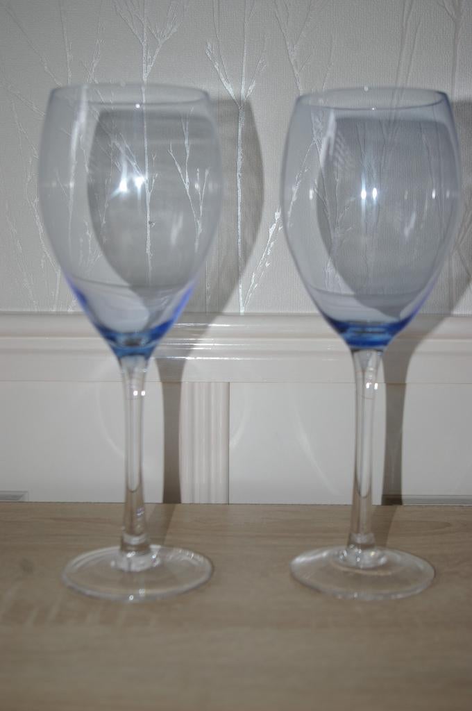 Twee wijnglazen met een blauw effect., Huis en Inrichting, Ophalen of Verzenden, Nieuw, Blauw, Glas
