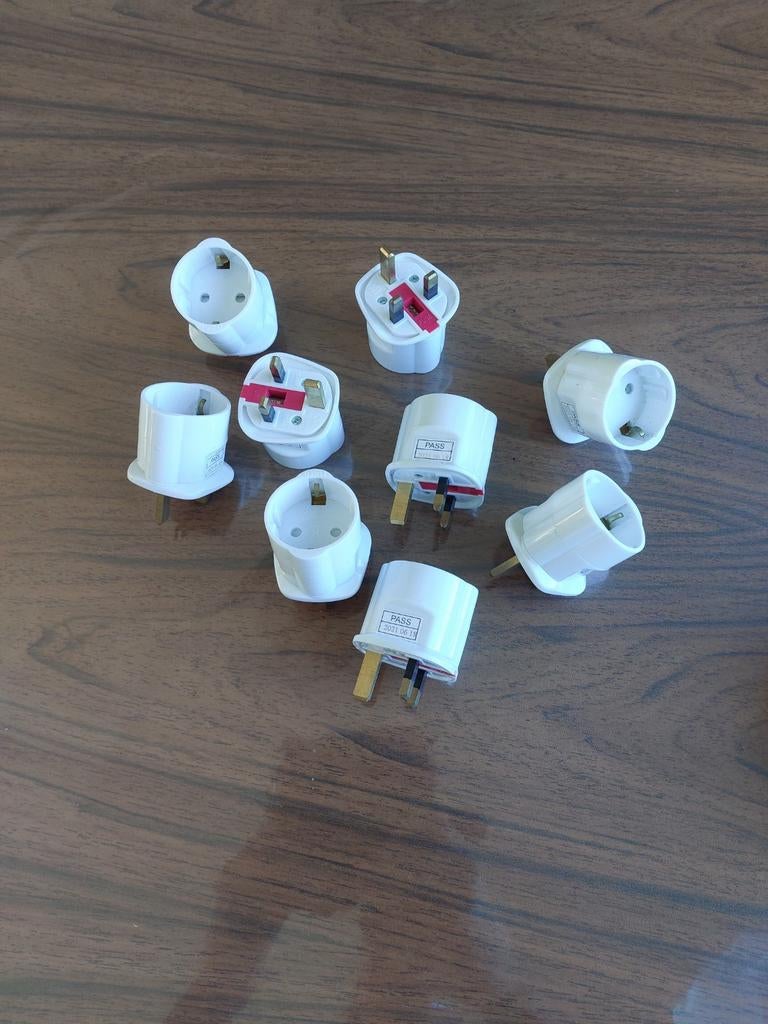 9 Engelse stopcontact adapters - Reisstekkers UK, Caravans en Kamperen, Caravan accessoires, Gebruikt, Ophalen of Verzenden