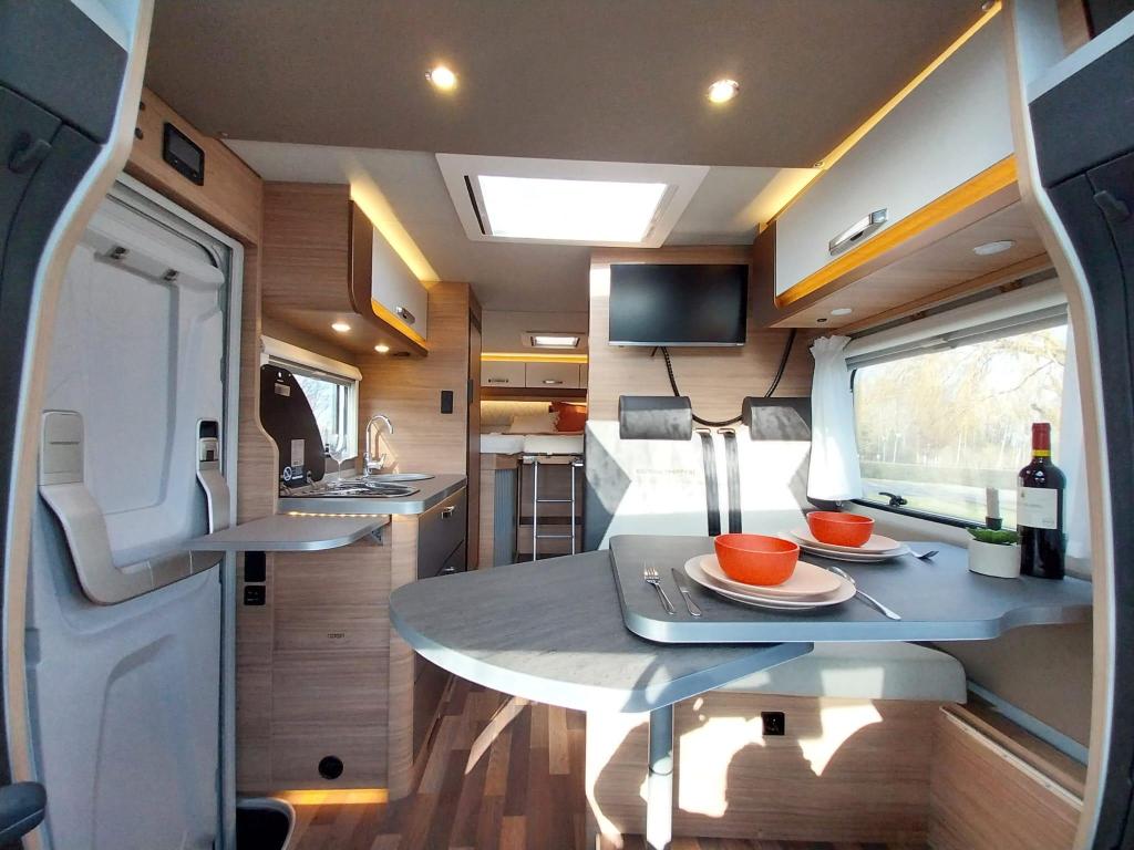 Mooie Weinsberg CaraCompact MB 640 MEG met vele luxe optie's, Niet ingevuld, Weinsberg, Luifel, Ringverwarming