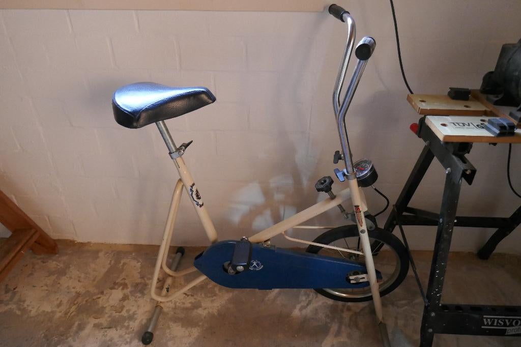 stand fiets met snelheid meter en sterkte, Sport en Fitness, Ophalen, Benen, Hometrainer