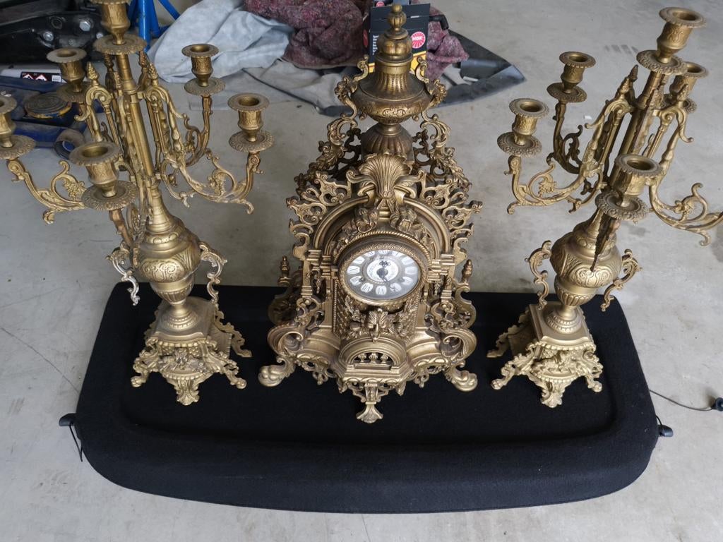 Antieke klok met twee kandelaars, Ophalen of Verzenden