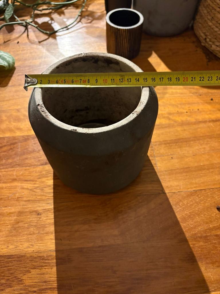 2 bloempotten Intratuin, Ophalen, Gebruikt, Rond, Binnen