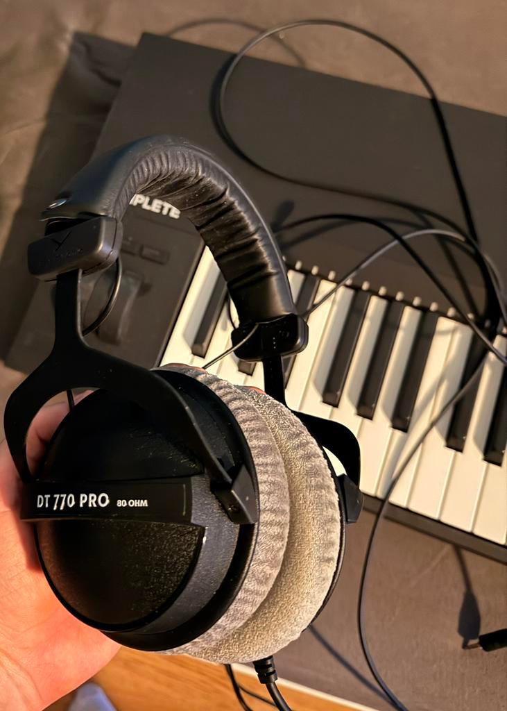 Beyerdynamic DT 770 Pro 80 ohm + houder, Ophalen, Zo goed als nieuw, Bedraad, Over-ear