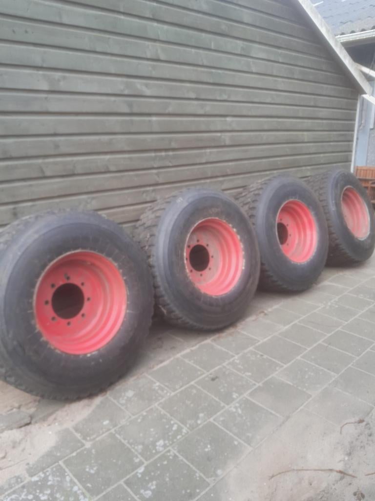 425/65 R22,5 banden op 8 gaats velgen, Ophalen