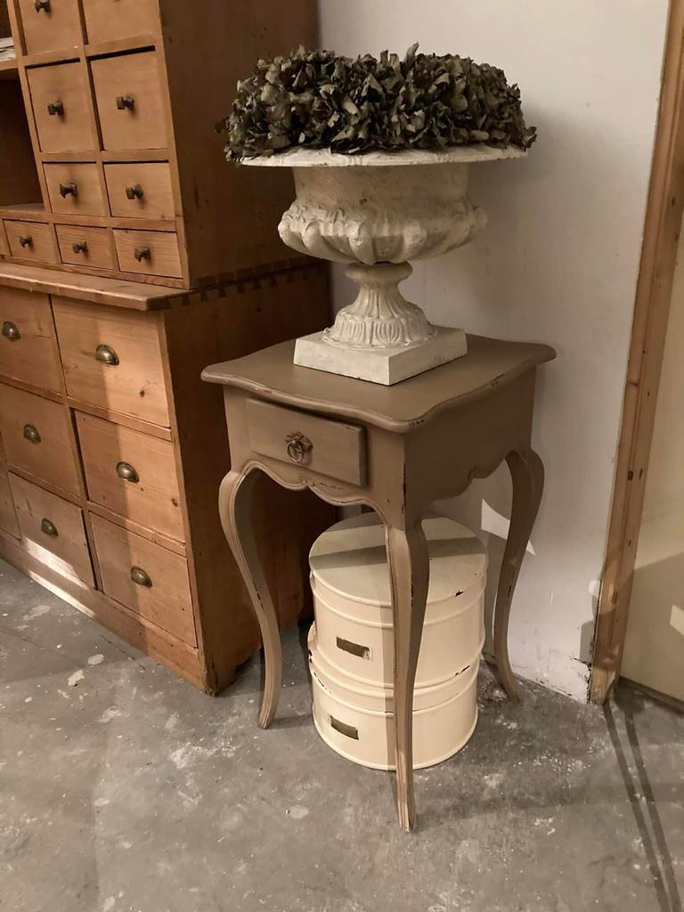 Charmant Frans brocante tafeltje beige/groen, Huis en Inrichting, Tafels | Bijzettafels, Gebruikt, Vierkant, 60 cm of meer, Minder dan 55 cm