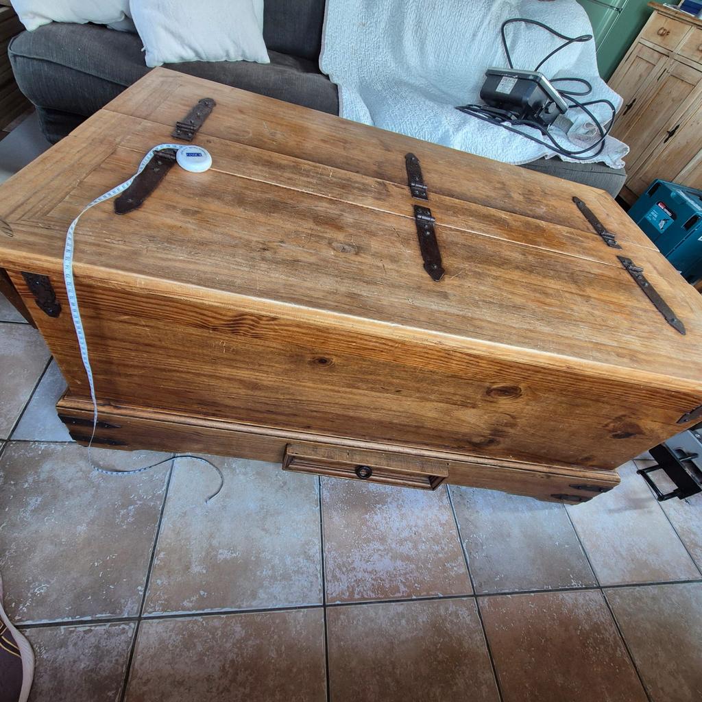 Grenen houten kist/salontafel met metalen beslag, Huis en Inrichting, Tafels | Salontafels, Ophalen, Gebruikt, 100 tot 150 cm