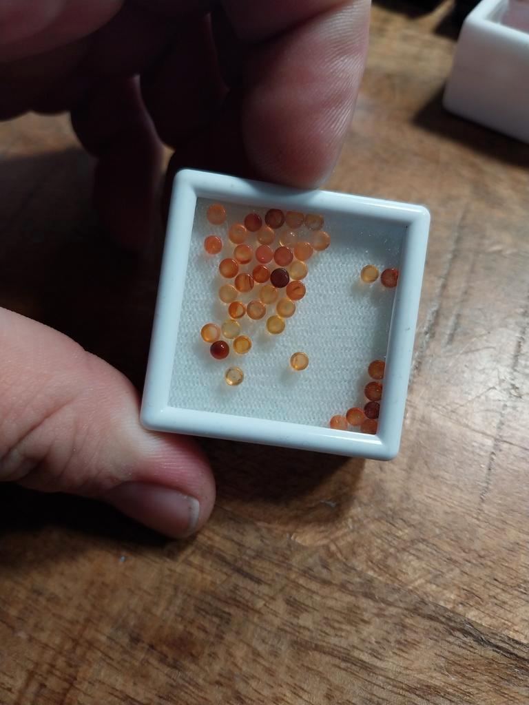 Ronde carneool cabochons 3mm goudsmid, Ophalen of Verzenden, Zo goed als nieuw