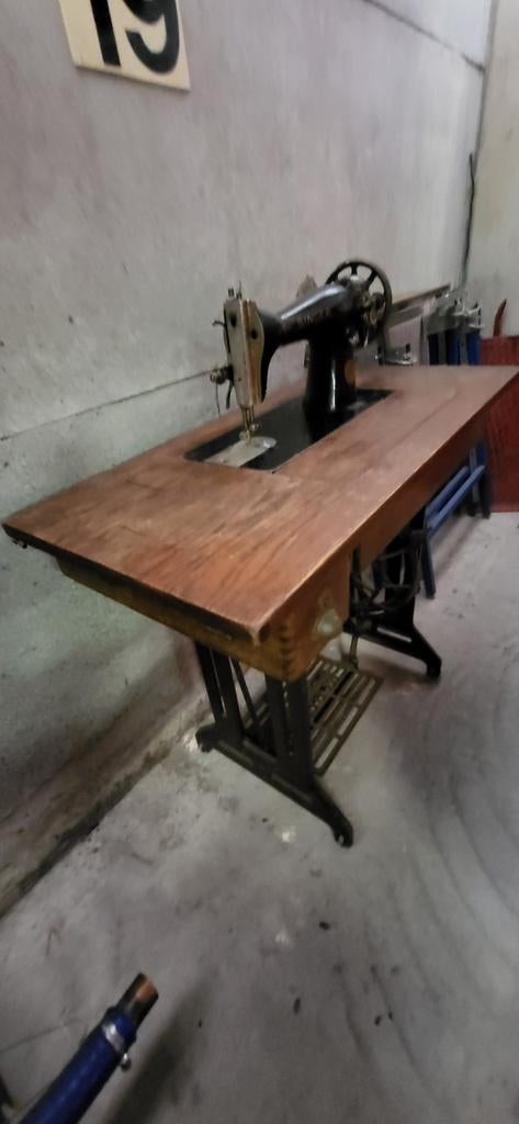 Antieke Singer naaimachine, Ophalen