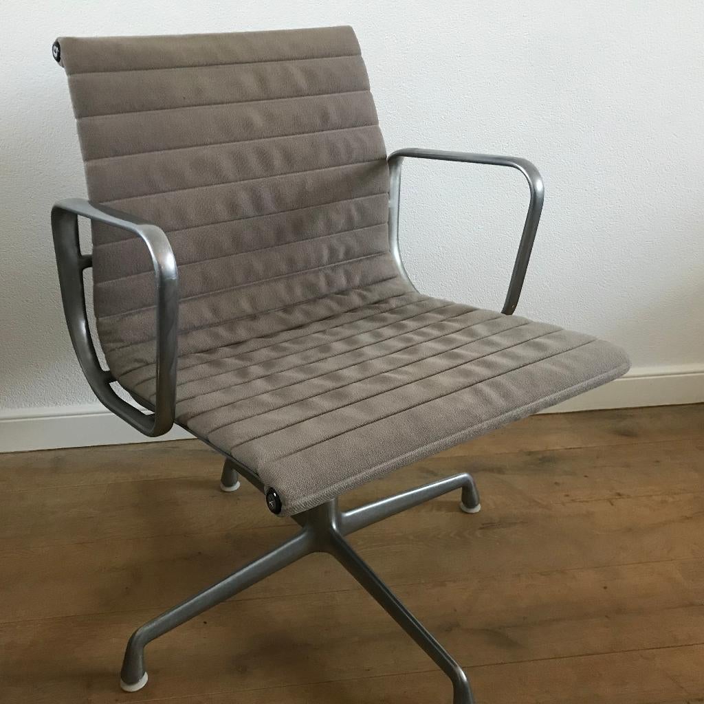 Vintage Herman Miller Eames Aluminium stoel 108 gepolijst, Gebruikt, Zwart, Ophalen of Verzenden, Nvt