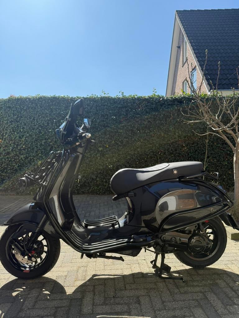 Vespa Sprint Iget 50cc 2018, Fietsen en Brommers, Snorfietsen en Snorscooters, Zo goed als nieuw, Vespa, Benzine, Ophalen