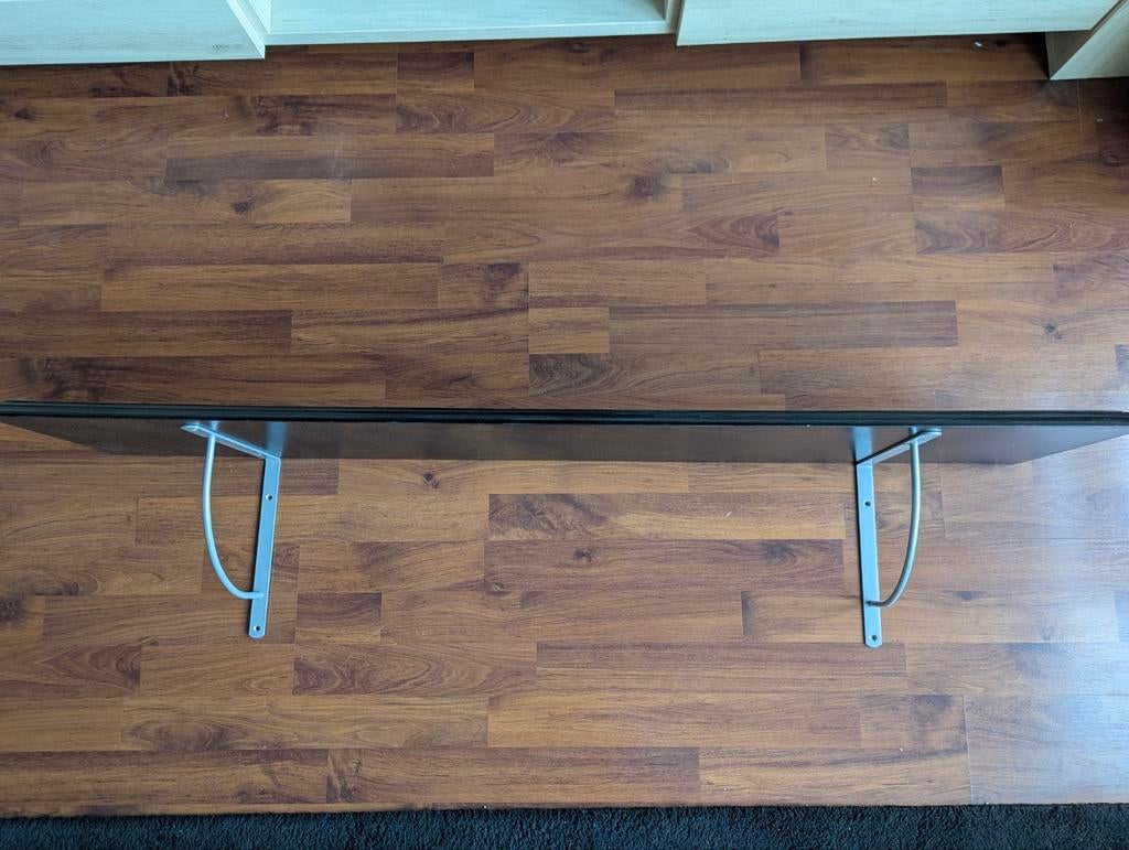 Zwarte wandplank/boekenplank met wandbeugels. IZGS, Ophalen, Zo goed als nieuw