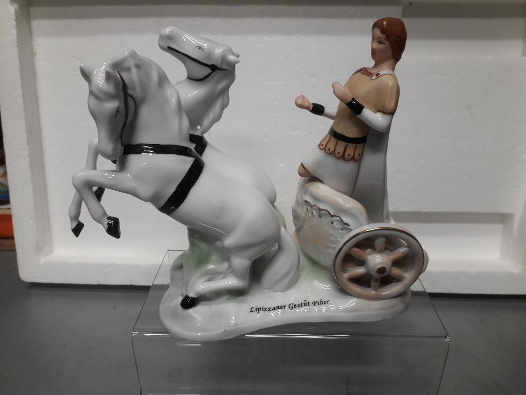 VINTAGE PORSELEINEN BEELD met PAARDEN en ROM STRIJDWAGEN, Antiek en Kunst, Antiek | Porselein, Ophalen of Verzenden