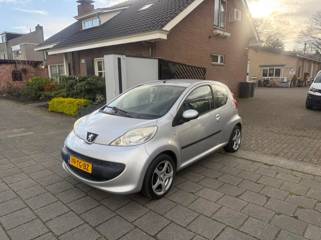 Peugeot 107 1.0 12V 3DR 2006 - NAP - Elec.Ramen - LM Velgen, Auto's, Voorwielaandrijving, Stof, Huisgarantie, 68 pk