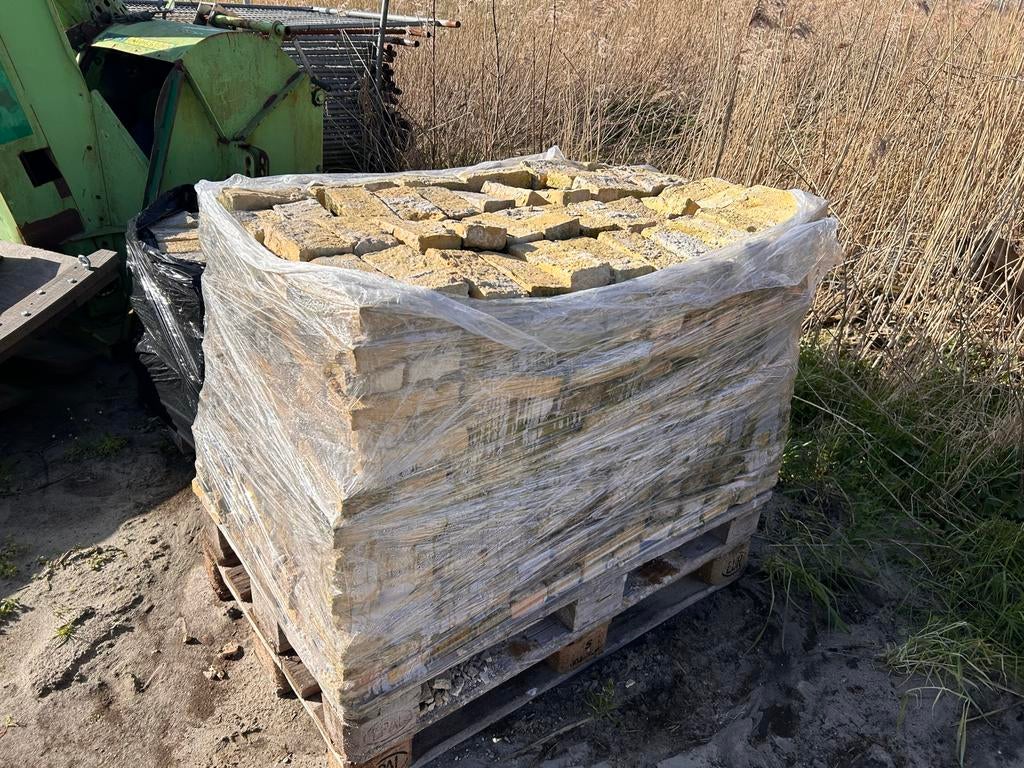 Partij oude Friese geeltjes bakstenen op pallet, Ophalen, Gebruikt, Bakstenen