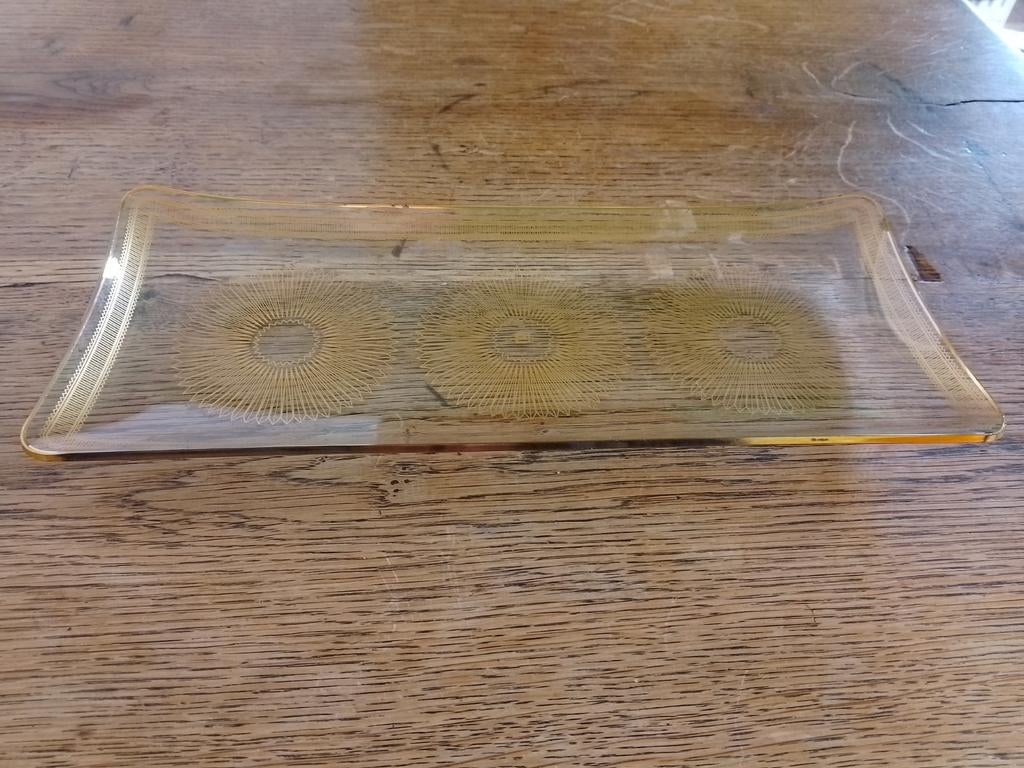 Vintage glazen cakeschaal met goudenkleurige bloemenprint, Antiek en Kunst, Antiek | Glas en Kristal, Verzenden