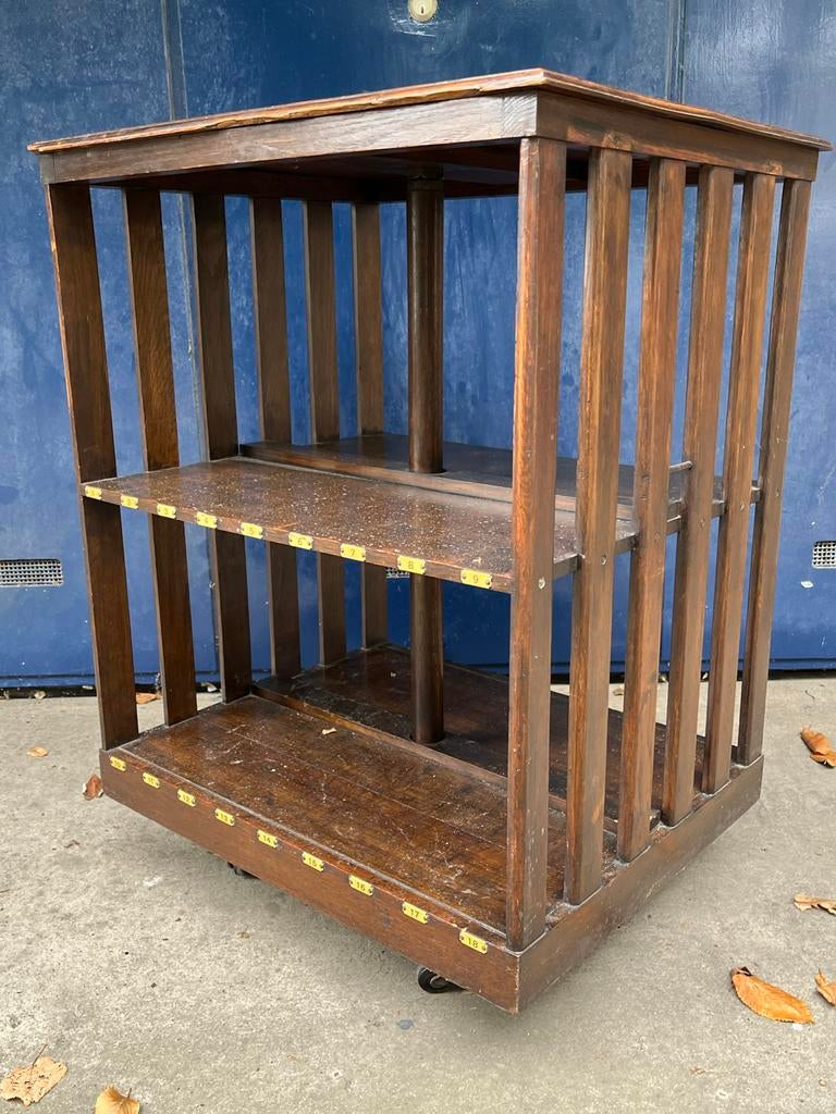 Antieke boekenmolen op wieltjes met nummers, Ophalen