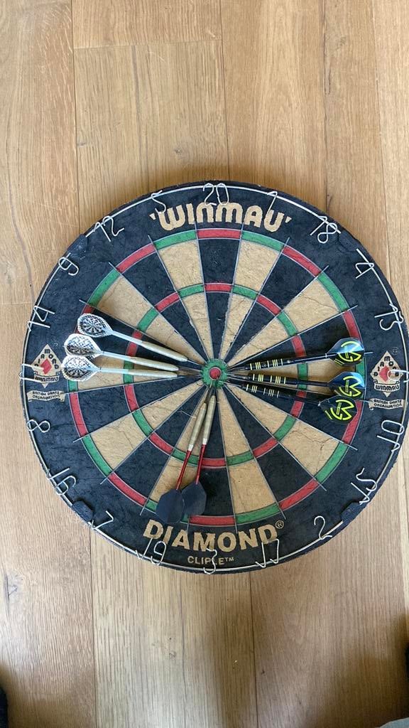 Dartbord winmau diamond met pijlen, Ophalen, Zo goed als nieuw, Dartbord