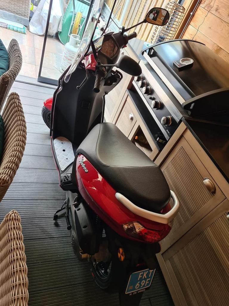 Mooie rode peugeot kisbee,km 574 staat op RCN Zeewolde., Fietsen en Brommers, Scooters | Peugeot, Ophalen, Overige modellen, Zo goed als nieuw
