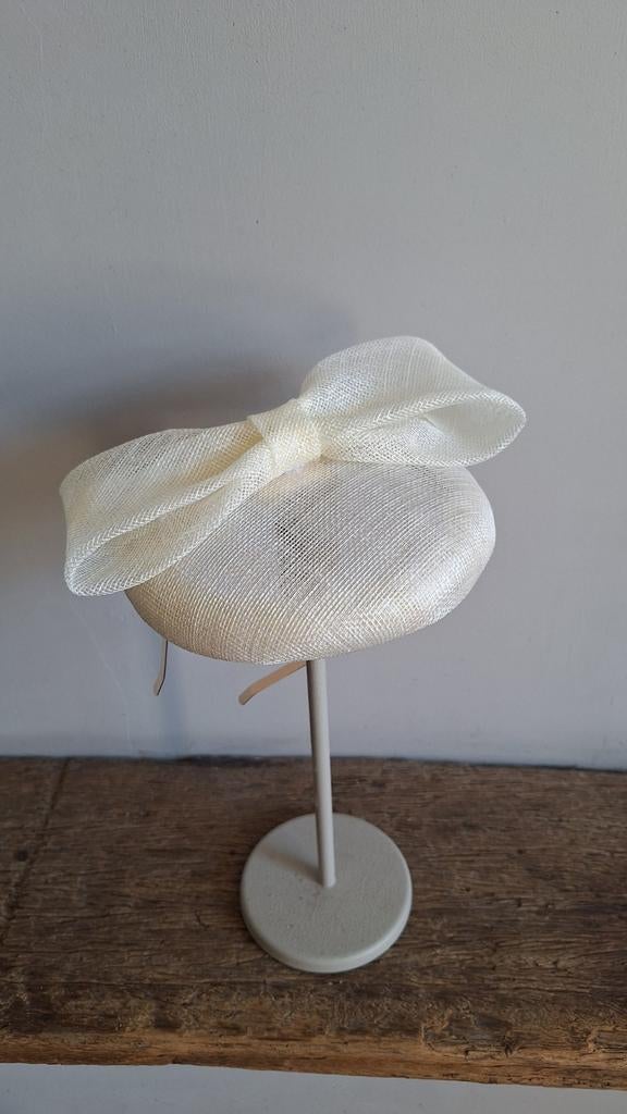 Off-white fascinator met strik, Kleding | Dames, Ophalen of Verzenden, Nieuw, One size fits all, Hoed