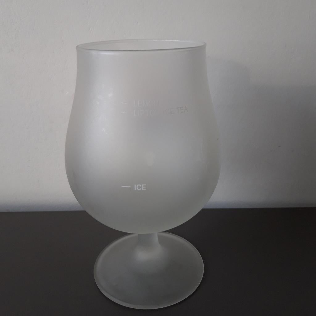 Lipton Ice Tea glas op voet frosted mat glas origineel, Ophalen of Verzenden, Gebruikt, Frisdrankglas