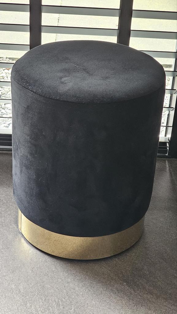 Velours poef - Zwart met gouden onderkant, Huis en Inrichting, Ophalen, Minder dan 50 cm, Rond, Zo goed als nieuw
