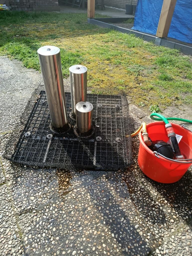 Waterornament 3 industriële zuilen met pomp en waterbak, Tuin en Terras, Ophalen