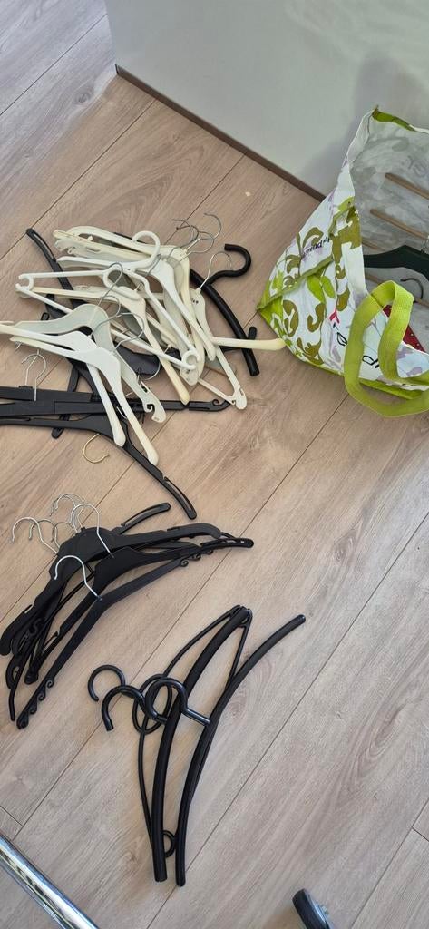Gratis kledinghangers (nodig voor verkoop koningsdag?), Ophalen, Kunststof