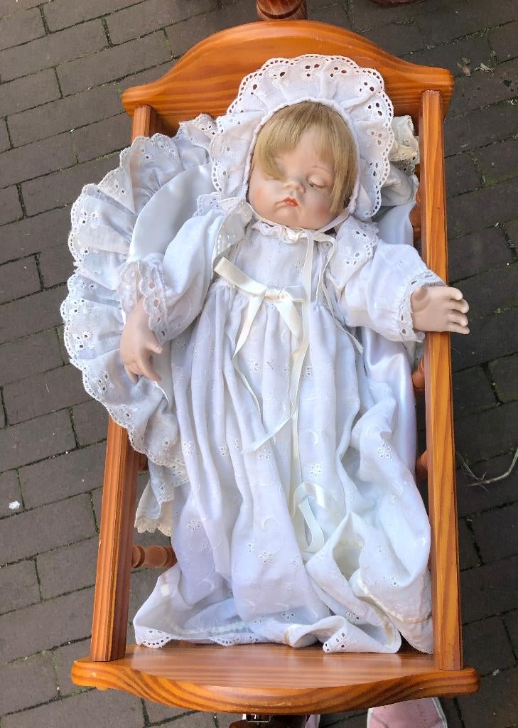 Poppenwieg met porseleinen pop, Ophalen, Zo goed als nieuw, Pop