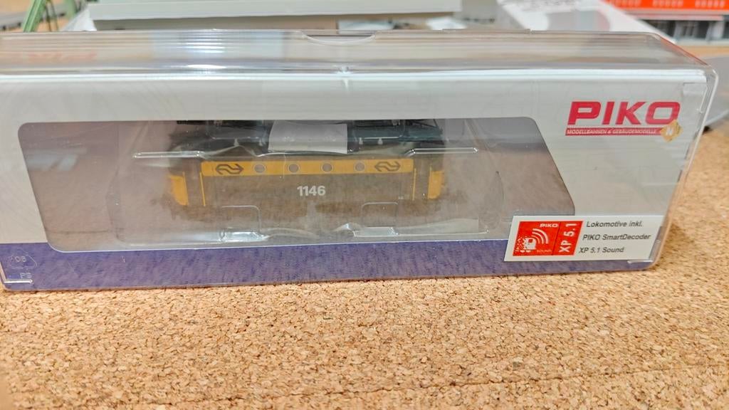 Piko NS 1100 Locomotief DCC Sound - Nieuw in doos, Nieuw, NS, Gelijkstroom, Locomotief